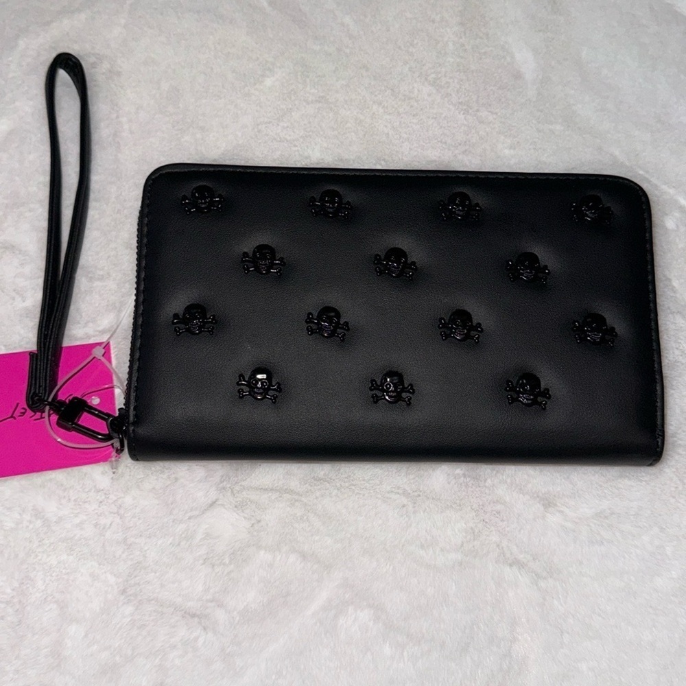 Betsey Johnson skull and crossbones zip wallet/wristlet. ☠️